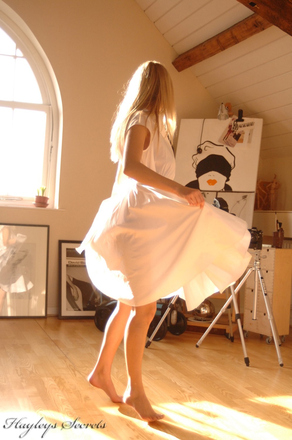 Hayley Marie Coppin In White Dress - Photo 02