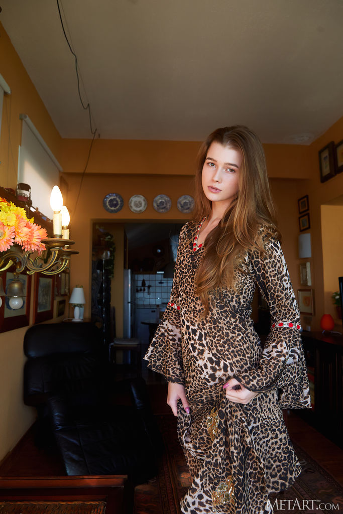 Olivia Sparkle Sultry Beauty Smiles Flirtatiously - Photo 00