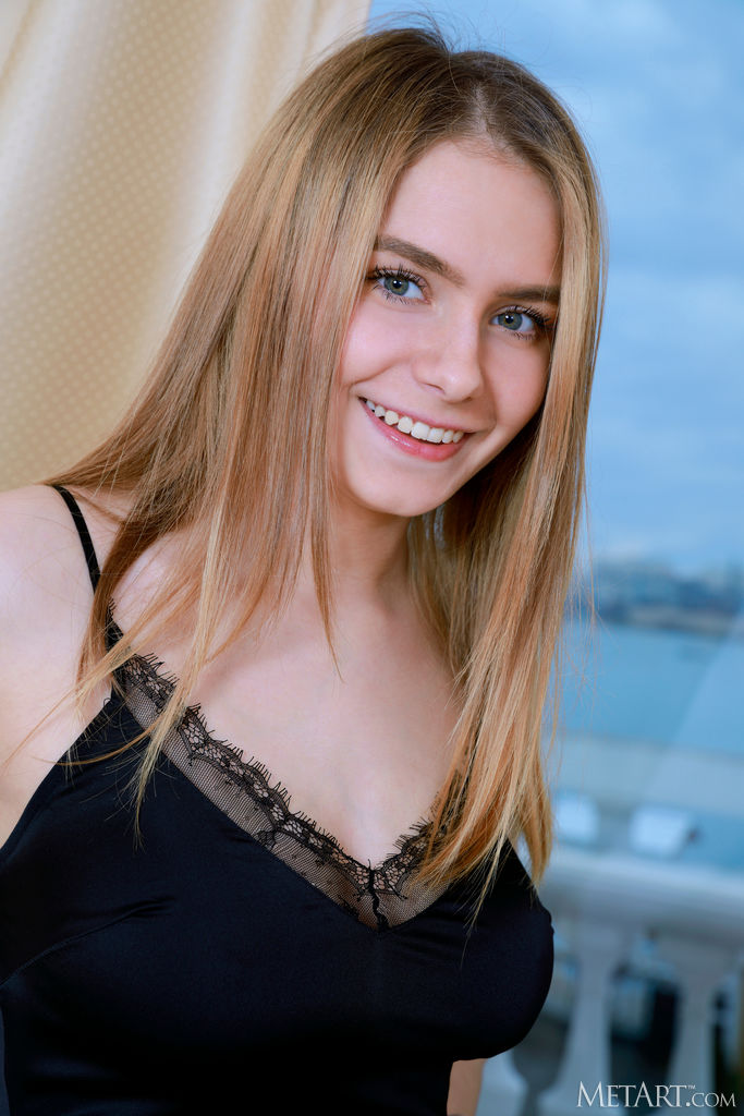 Dakota Pink Voluptuous Green-eyed Babe Is Soon Perfectly Naked - Photo 01