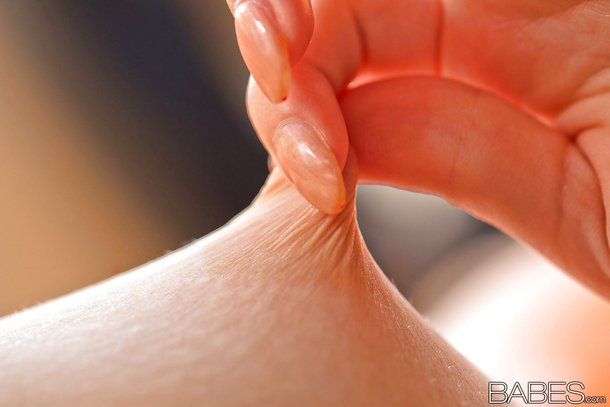 Alaina Fox squeezing her nipple during striptease. - Photo 03