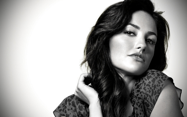 Minka Kelly Topless - Photo 00