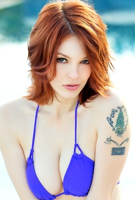 Redhead model Bree Daniels expose her new tattoo