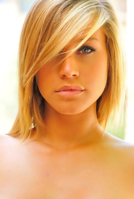 blonde model Sarah nude pics