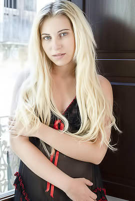 Natural Beautiful Blond Teen Lilly Bella